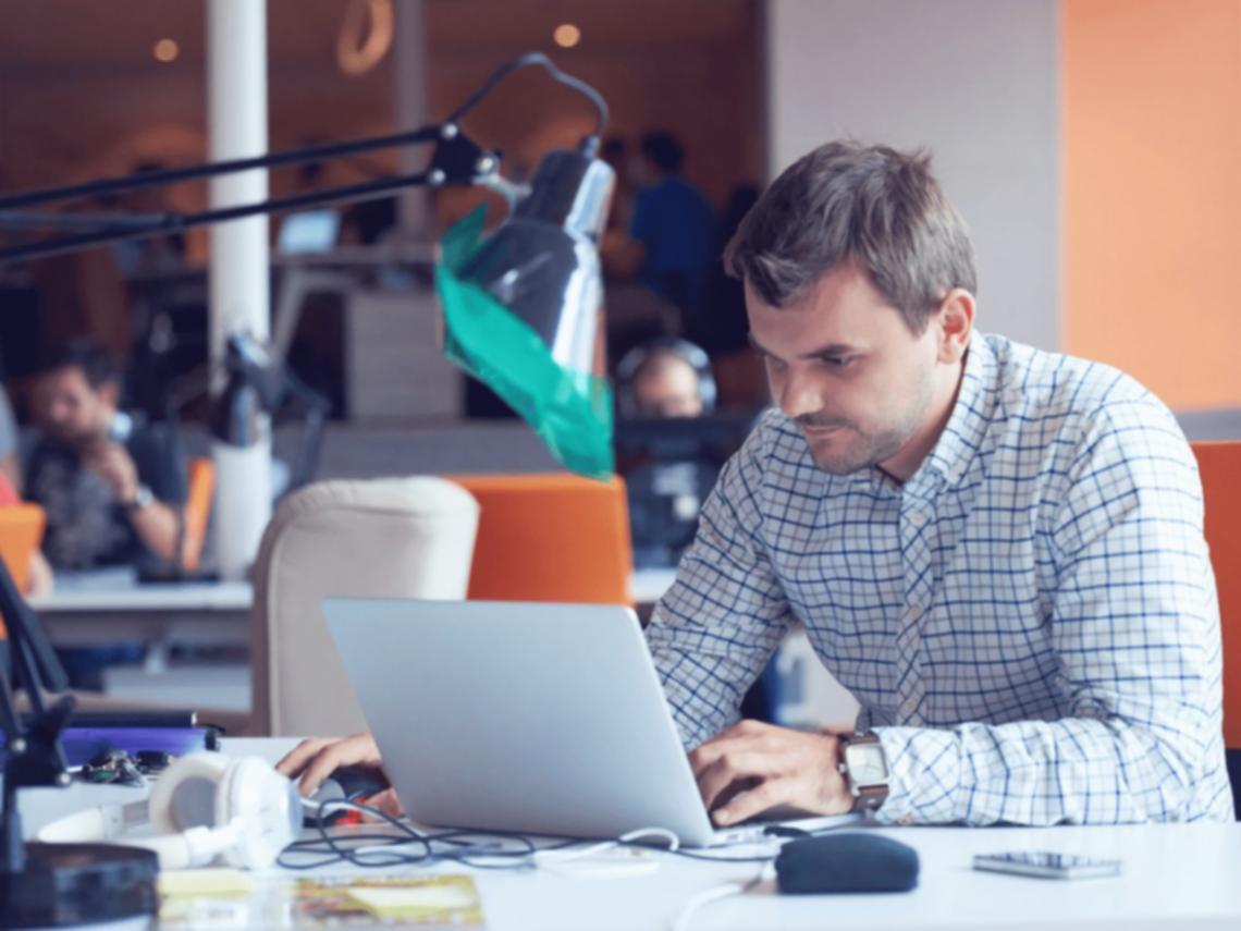 Команда специалистов за работой над стратегией продвижения